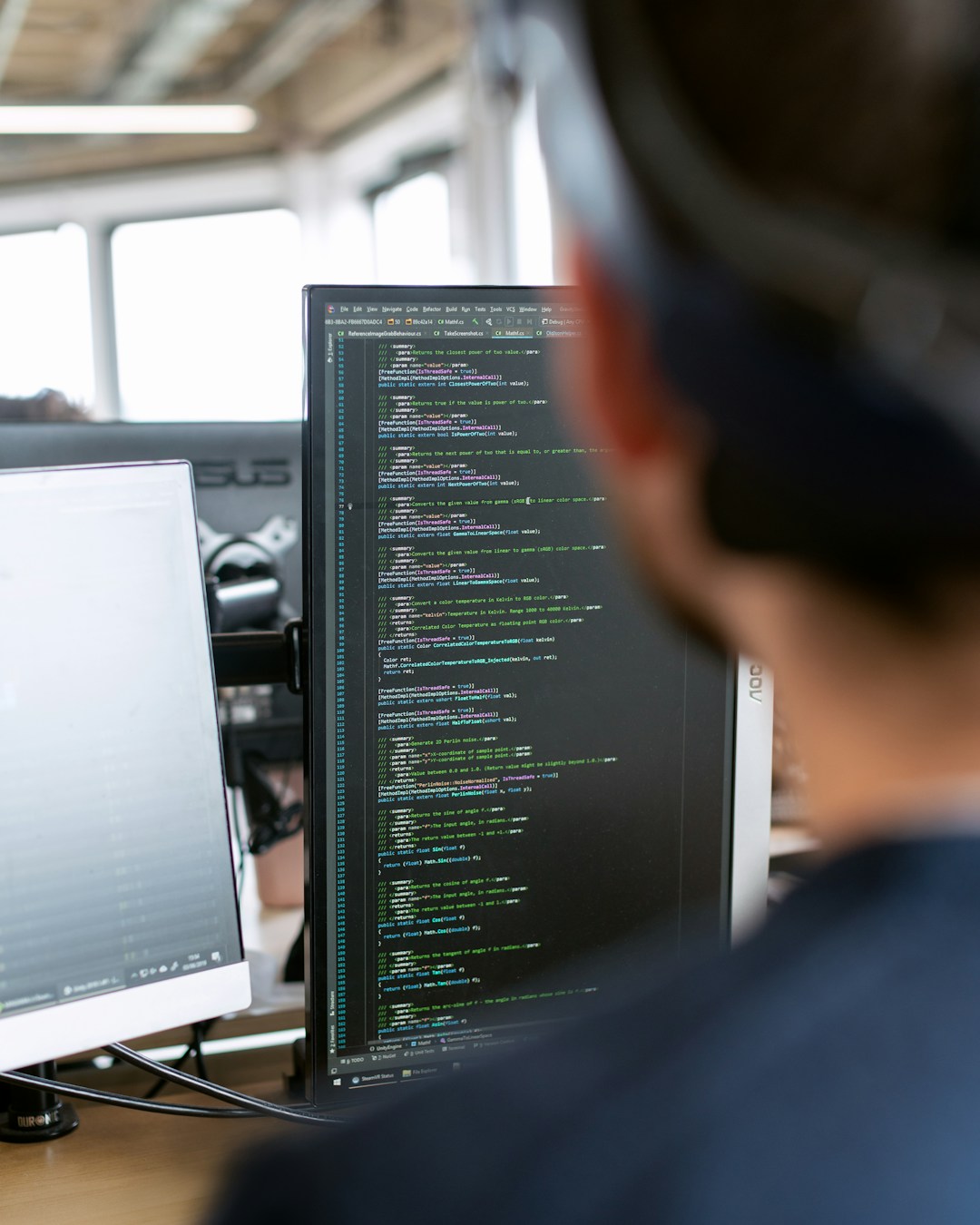 Arquitecto en visita de obra revisando planos · automatización de actas con IA Pracmatik